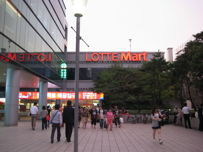 地下鉄に乗りソウル駅で降り、<br />お土産を買いにロッテマートに向かいます。 <br /><br />ロッテマートは全国に50店以上ある大型スーパー。<br /><br />ソウル駅店はソウル駅に隣接しているのでとっても便利♪<br />６階までありますが、ショッピングフロアは２、３階です。<br /><br />30×30cm以上の大きさの荷物や紙袋は<br />売り場に持ち込むことができないので、<br />入口脇のコインロッカーに預けます。<br /><br />カートは店内のゲート前に置いてあります。<br /><br />ロッカー、カートの使用には100ｗ必要ですが、<br />使用後にちゃんと戻ってきます。<br /><br /><br />