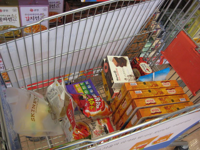 外国のスーパーって現地の人々の生活が垣間見れて<br />面白くて大好きです♪<br /><br />日本人の観光客が多いので、<br />店内のあちこちに日本語表示があります。<br /><br />レジ近くに日本人に人気の商品が集められていたので、<br />お土産を選ぶのに便利でした♪<br /><br />カートが大きいのでついつい買いすぎ；<br />パッキングに苦労しました〜。