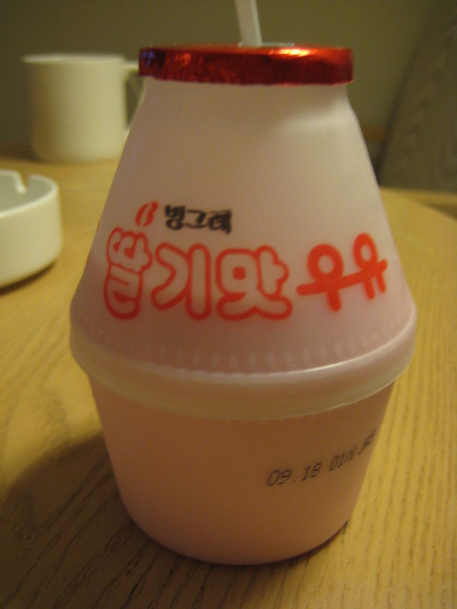 ソウル駅から歩いてホテルに戻りましたが、<br />旧ソウル駅前や地下道は女性だけでは少し怖いかも。。<br /><br />夜に駅から歩いてラマダホテルに戻るなら、<br />市庁駅からの方が歩いていて気が楽でした。<br />地下道も通らず、大きな交差点も渡らなくていいですし。<br /><br />コンビニでいちご牛乳を買いました☆<br />牛乳飲みすぎ・・・；<br />唐辛子とにんにくをよく食べているせい？？<br />妙に甘い牛乳が飲みたくなりました。 