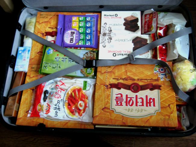 ホテルの地下のスパに行こうと思っていましたが、<br />疲れていてとても行く元気が無く・・・<br /><br />部屋でシャワーを浴び、<br />買ったものをスーツケースに詰めて<br />だいたいのパッキングを済ませ、<br />お休みなさ〜いｚｚｚ<br />