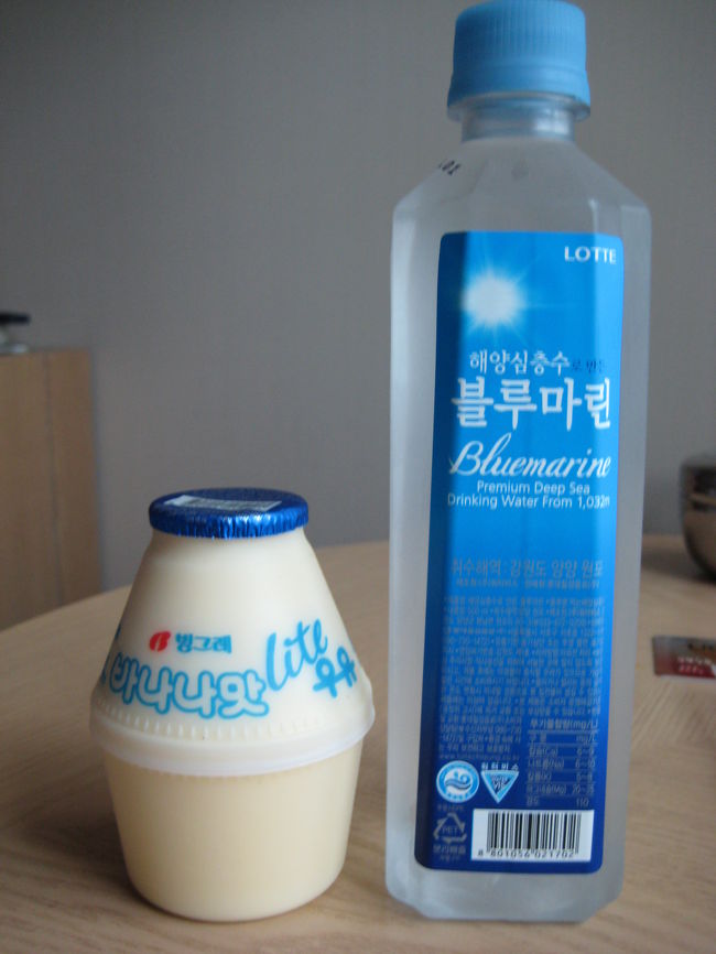 朝ご飯を食べに行く元気も食欲も無く、<br />またまたバナナ牛乳を飲んでます；<br /><br />これはライトバージョン1,000ｗ。<br />あっさりしてて飲みやすいです☆