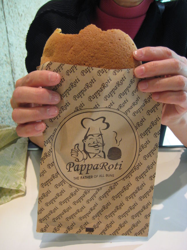 買い物を済ませ、ロッテ百貨店の地下で朝ご飯♪<br /><br />PapaRoti2,000ｗです。<br /><br />焼きたてはバターがとろ〜りとろけていて、<br />風味が強くて美味しいです☆☆<br /><br />rotiboyとの違いは分からず・・・；<br /><br /><br />地下には観光客向けのお土産物店もありました。<br />日本人がよく買うお菓子や食品がまとまっていて、<br />ロッテマートより買いやすかったですよ☆<br />