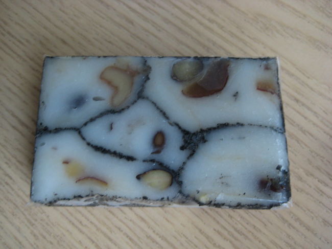 昨日仁寺洞の餅カフェ チルシルで買ったお餅1,500ｗ。<br /><br />くるみやあずきが入っていて、黒ゴマがまぶしてあります。<br />ほんのり甘くて香ばしくて美味しいです☆