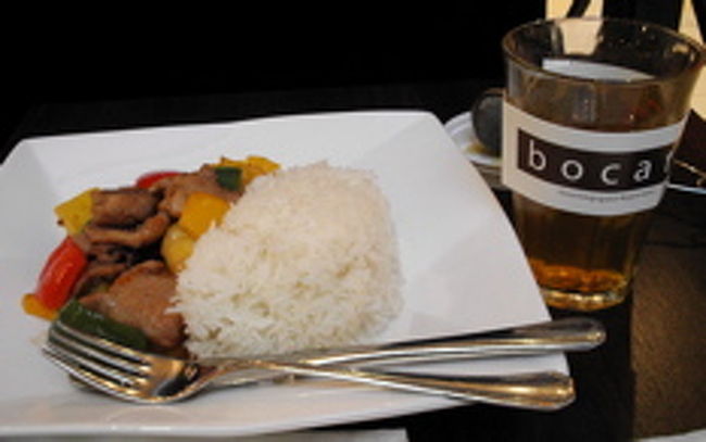 オスロ中央駅の中にある”bocata"というカフェで”Sweet&amp;sour pork"というメニューを注文。<br />豚肉がぶ厚くてジューシーですごくおいしい！<br />他にパプリカとパイナップルが入ってる。<br />食べてるうち、なんかこの味知ってる…なんだっけなぁと考えて、あ、酢豚だ！と気づきました。<br />酢豚にパイナップルが入ってるのもときどきありますね。<br />ごはんがついてたのもうれしかった。ごはんは日本米じゃなくて細長いタイプのぱさぱさしたもの。<br />私は固いご飯が好きなのでおいしかった。<br />飲み物は"Sen Cha"。メニューを見たとき「煎茶がある！」とびっくり。グリーンティーじゃないんですよ？<br />注文するときSen Chaくださいと言ったらスタッフのおじさんにわかってもらえず、「うーん、Green tea。」と言ったら「あぁ、Green teaね！」と一発で…やっぱり店員さんでも煎茶はなじみがないようです。<br />でもここのカフェ、ちゃんとお茶の葉から入れていたので驚きました。<br />実際にはこの煎茶、緑茶＋カモミール＋ミントのブレンドだったけど、さっぱりしておいしかった。<br />ここのカフェは店員さんもみんな親切なのでいい雰囲気の店です。 