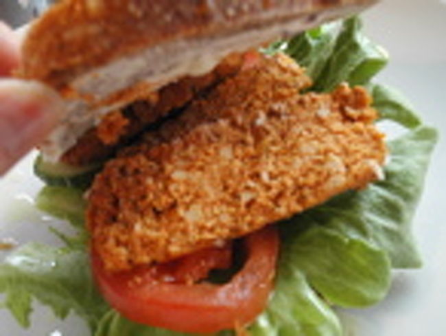 "Helios"というオーガニックのカフェで食べた"トウフサンドイッチ"。（62.4kr。約1250円）<br />豆腐のサンドイッチって…？と恐る恐るトウフサンドを食べてみたのですが、これが結構おいしい。<br />好奇心からパンをめくってみて「なんで赤いの？」と驚いたものの、少し香辛料の味がしたのでどうやらパプリカかチリパウダーを混ぜてあるようでした。<br />トウフ自体はぽそぽそして、味も”豆腐”の味はしません。<br />でもなんか味わいがあるというか…まるでチーズみたい。<br />オーガニックのお店らしい素朴な固めのパンの味としっくりなじんで、なんかくせになるおいしさでした。<br />これは本来の”豆腐”ではないけど、この”トウフ”も別の食べ物として好きだなと思いました。 