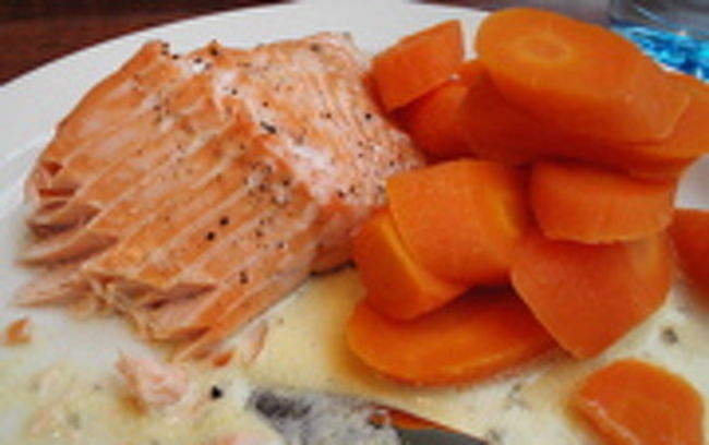 P-Hotel近くのカフェ"KAFFISTOVA"で食べたサーモンプレート。（149kr。約2980円）<br />カフェテリア形式のお店で、ガラスケースの中にある総菜から選んでお皿によそってもらう。<br />私はサーモンの付け合わせでにんじんだけにしたのですが、他にポテトなどもあります。<br />写真ではわかりずらいかもしれませんが、かなり大きなサーモンに、かなり多いにんじん。これだけでお腹がぱんぱんになります。<br />おじさんたちは「ポテト3つ」とか頼んでいたのですが、まるごとのじゃがいもですよ？一個でも無理！と思って「ポテトはいりません〜」とお願いしました。<br />サーモンには塩味もなにも付いてないのですが、とてもおいしいのです〜。<br />にんじんも味付けしてないのに甘くておいしかった。<br />