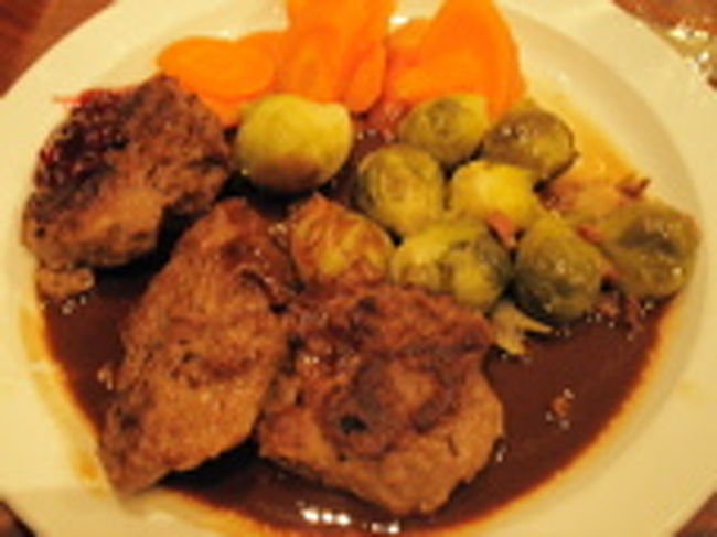 "KAFFISTOVA"で食べた鹿肉のハンバーグ。（149kr。約2980円）<br />この店は曜日で並ぶメニューが変わります。<br />初めて食べた鹿肉の味は…牛肉がさっぱりした感じ？<br />ハンバーグなのでよくわからなかったけど、牛肉にかなり近かったです。<br />ステーキだとまた違うのかもしれないけど、とてもおいしかったです。<br />付け合わせはにんじんと芽キャベツ。<br />レジの脇にリンゴンベリージャムがたっぷりと置いてあったので「このリンゴンベリーもかけていいんですか？」とレジのお姉さんに聞いたら「もちろん！おいしですよ〜」と言うのでちょっとだけ付けてみました。<br />うーん、まぁまぁだったけど、私はリンゴンベリーは魚料理に付けて食べる方が好きだなぁ。<br />このお店は観光客が多いからか(日本人は一度も見たことないけど）店員さんがみんな親切で注文しやすかった。<br />日本人の感覚からすると値段が高いなと思うけど、他のレストランでもこのくらいかもっと高いので、安心しておいしい現地料理を食べるなら最高の店だと思います。 