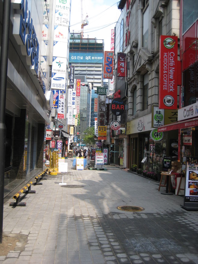 そしてまたまた明洞へ。<br /><br />土曜の午前中の明洞は空いていました。