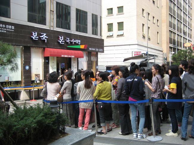 韓流スターのお店？のオープニングみたい。<br />お店の中も外もすごい人でした。<br />お店の中はフラッシュが光まくってます。<br /><br />お店の外に写真が貼ってありましたが、<br />誰だかわからず；<br />