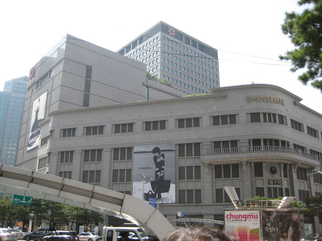 ぶらぶらとお店を見ながら、<br />明洞から北倉洞へ向かいます。