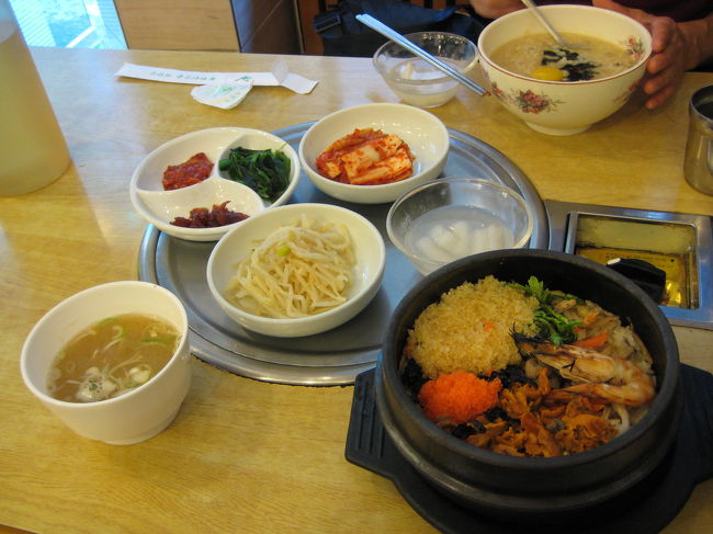 お昼ごはんは小公粥屋でいただきます。<br /><br />付け合せのイカのキムチが美味しい☆<br />もやしのナムルもシャキシャキ☆☆