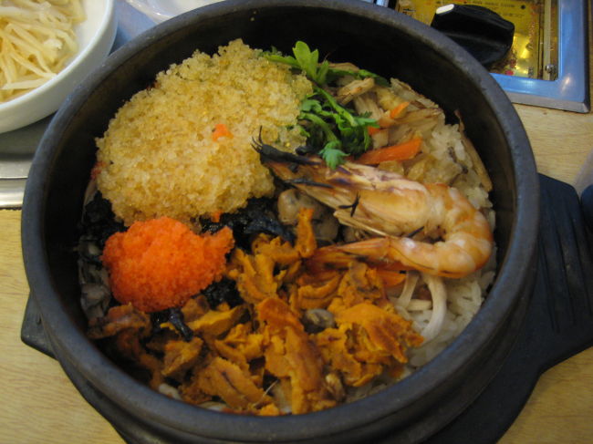 海鮮石焼ご飯11,000ｗ。<br /><br />たっぷりの牡蠣、うに、かずのこ等がのっています。<br />いろいろな味が楽しめて贅沢〜♪<br /><br /><br />