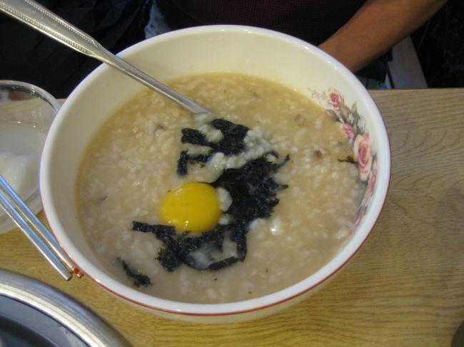 あわび粥10,000ｗ。<br /><br />クリーミーで美味しい♪<br />細かく刻んだあわびが入っています。<br />しっかり味が付いています。<br /><br />どちらも注文してから作っているようで、<br />出てくるまでに少し時間がかかりましたが、<br />納得の味☆☆<br /><br />