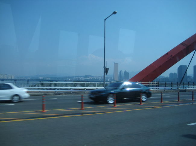 ホテルのコンビニで最後のお土産を見たりしていたら、<br />ツアーの送迎車が迎えに来る時間。<br />仁川空港へ向かいます。<br />