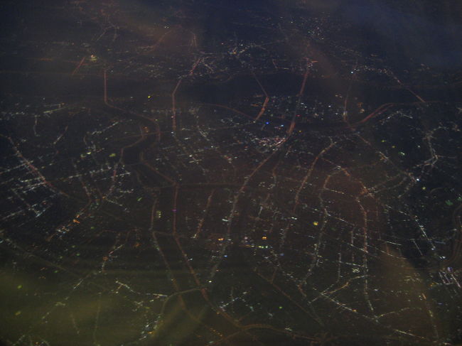 離陸してしまいました〜。<br /><br />飛行機から見た韓国の夜景☆