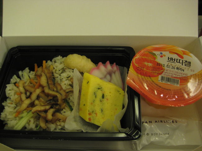 帰りの機内食はうなぎちらしとオレンジゼリーです。<br /><br />前線の影響で着陸の際に揺れが予想されるため、<br />着陸３０分前にベルトサインをつけるとのこと。<br /><br />帰りは１時間３０分弱で着いてしまうので、<br />時間が無い〜っ。急いで食べました。<br /><br />窓から下を見ると雷がばしばし光ってます。<br />飛行機から雷を見たの初めて〜！