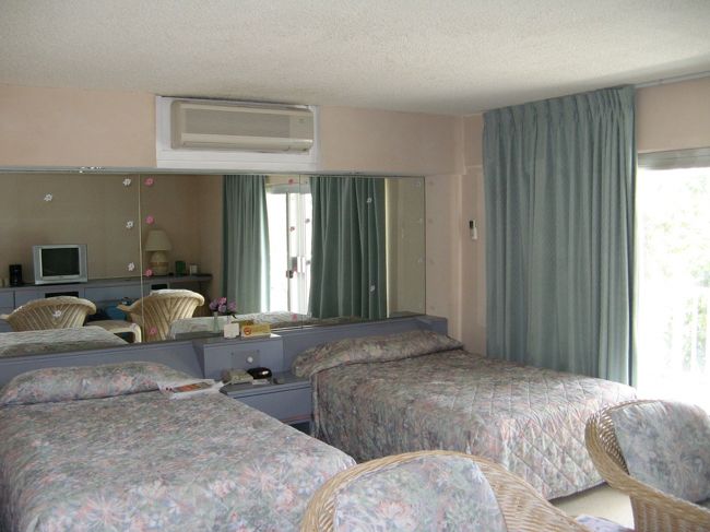 今回、泊まるお部屋アストンワイキキジョイホテル<br /><br />部屋に入っての感想は、別に普通じゃ<br />ちょっとエアコンの音がうるさかったけど。<br />場所もＤＦＳの裏側だし、悪くない。<br /><br /><br />