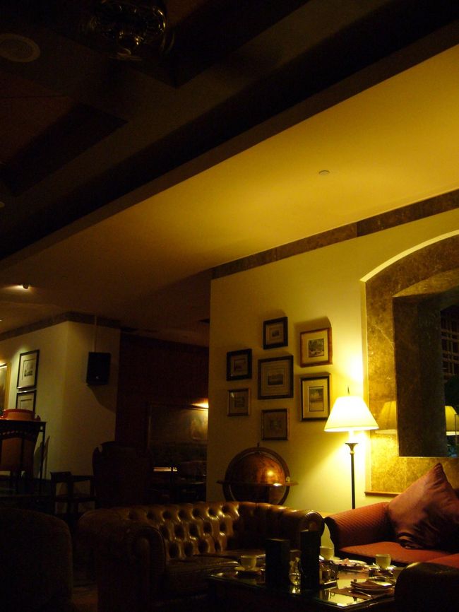 食べた♪食べた♪：ハイティー その2<br /><br />ハイティ会場。<br />しっとりと落ち着いたムードで、のんびりとお茶とおしゃべりを楽しみました。