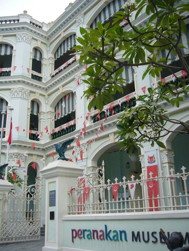 観るぞ♪観るぞ♪：ペラナカン博物館 その1<br /><br />王道観光コース！…のマーライオンやセントーサは何度も訪問済なので(笑)<br />今回は、ペラナカン博物館にやってきました。<br />2008年オープンの新しい名所。