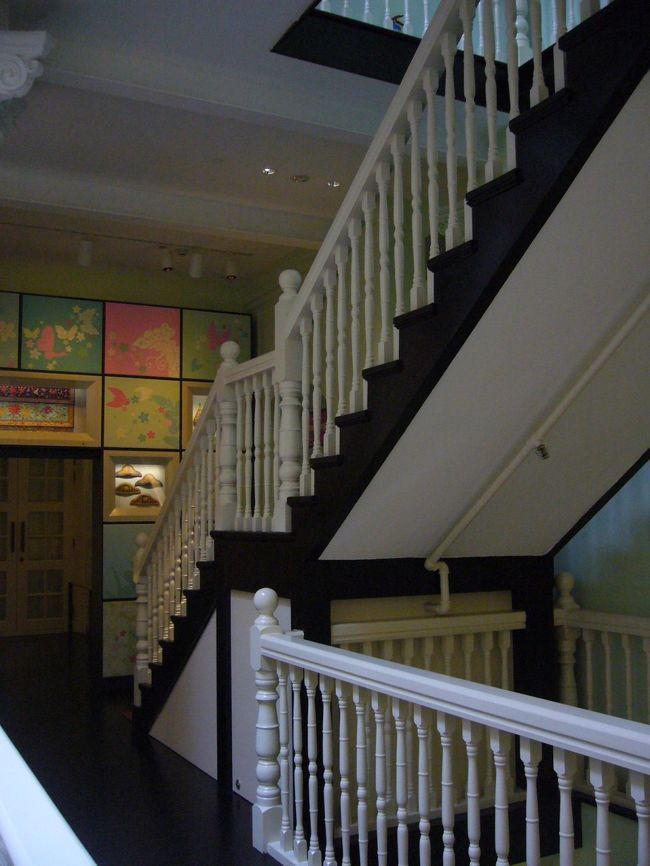 観るぞ♪観るぞ♪：ペラナカン博物館 その2<br /><br />内部はこんな感じ。<br />階段から装飾、展示品まで全部可愛いぃ♪<br />女性好みの博物館。