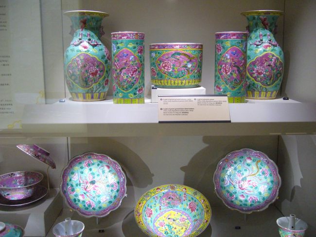 観るぞ♪観るぞ♪：ペラナカン博物館 その3<br /><br />カラフルでキュートな食器たち。<br />こんな食器でご飯食べたら、2倍美味しくなりそう☆<br />欲しい！欲しい！持って帰りたい！！