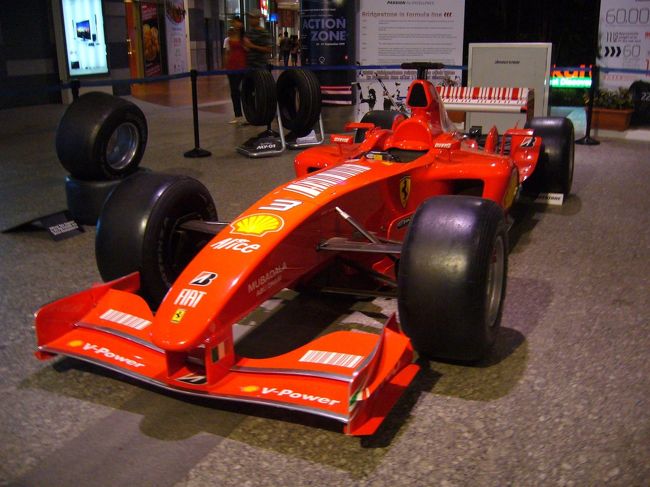 観るぞ♪観るぞ♪：シンガポール・フライヤー その2<br /><br />もうすぐF1が開催される予定のシンガポール。<br />国を挙げて盛り上がってます！<br />シンガポール・フライヤーの入り口にもマシンが展示されてました。