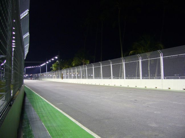 観るぞ♪観るぞ♪：シンガポール・フライヤー その3<br /><br />シンガポール・フライヤーのすぐ外にF1コース設置中〜。<br />ひろ〜い。自転車でかっ飛ばしたい欲望に駆られるｗ
