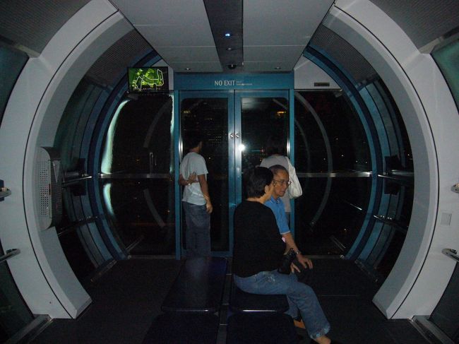 観るぞ♪観るぞ♪：シンガポール・フライヤー その4<br /><br />さてさて、30分の空の旅の始まり〜。<br />夜の観覧車内は、なんだか宇宙船みたいに神秘的。