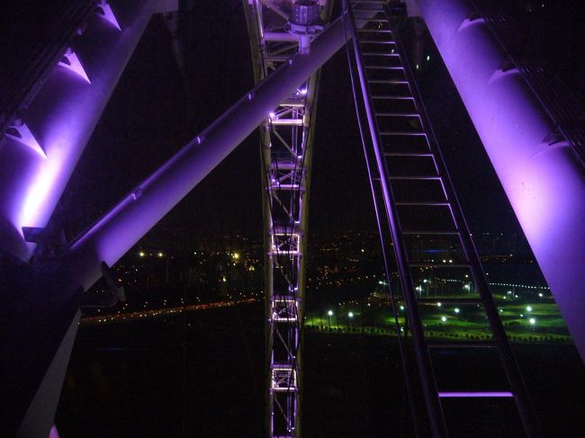 観るぞ♪観るぞ♪：シンガポール・フライヤー その5<br /><br />ゆっくり上昇する観覧車。<br />紫・赤・青・黄色etc どんどん変わっていく光の色。綺麗〜。<br />ロマンチック度100％☆