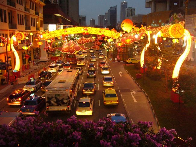 祭りだ♪祭りだ♪：中秋月ライトアップ その2<br /><br />中秋月ライトアップの本格的なスタートは、9月中旬のはず…なんですが、毎年フライング気味にスタート。<br />夕暮れのチャイナタウンの街に、ゆらゆら輝くライト。なんだか幻想的。