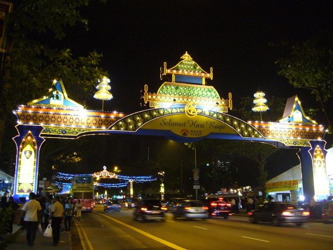 祭りだ♪祭りだ♪：ハリラヤ・ライトアップ その1<br /><br />もうすぐラマダン(イスラム教徒の断食)が明け、ハリラヤ(断食明けのお祭り)がやって来る♪<br />マレー人街であるMRTパヤレバ駅周辺では、ハリラヤのライトアップ期間、真っ盛り。<br />