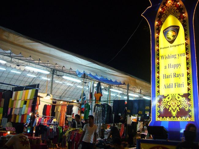 祭りだ♪祭りだ♪：ハリラヤ・ライトアップ その2<br /><br />4年もシンガポールに住んでいるというのに、初めて足を踏み入れたハリラヤ・ライトアップ。<br />街はキラキラ、屋台も沢山。活気があって、とっても楽しい！