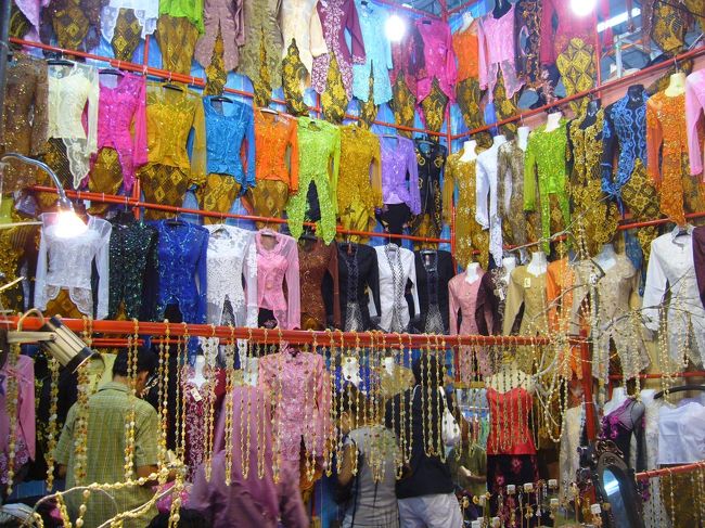 祭りだ♪祭りだ♪：ハリラヤ・ライトアップ その3<br /><br />屋台(仮説テント)の中に入ってみたら、色とりどりのマレー衣装がどど〜んと。<br />煌びやかで可愛い〜。着たい！着てみたい！！