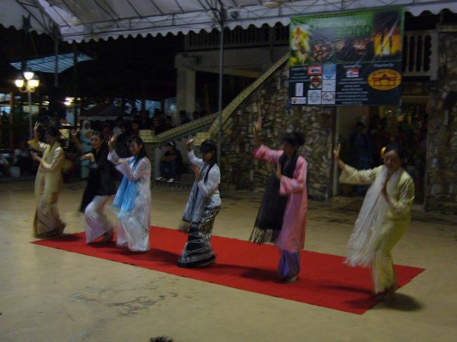 祭りだ♪祭りだ♪：ハリラヤ・ライトアップ その4<br /><br />Jalan Jalanしてたら、マレー・ビレッジにたどり着いた我等2人。<br />ライトアップ期間中は入場料無料、ショーまで開催されていました。ラッキー☆