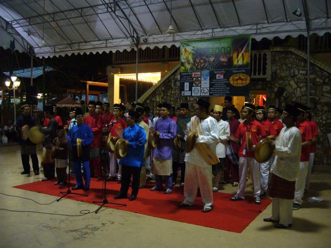 祭りだ♪祭りだ♪：ハリラヤ・ライトアップ その5<br /><br />大人も子どもも太鼓を持って、マレーのリズムで歌いだす。<br />前列のオジサンたち、すごい声量。大迫力でした！