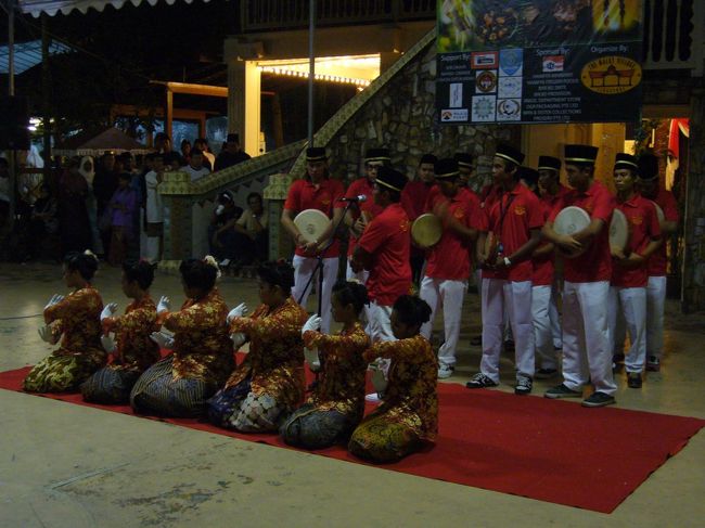 祭りだ♪祭りだ♪：ハリラヤ・ライトアップ その6<br /><br />前列の女子5人組の手の動きに注目。<br />ゆったりして見えるけど、すごい速度でした。
