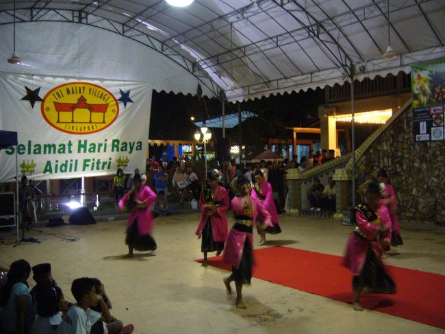 祭りだ♪祭りだ♪：ハリラヤ・ライトアップ その7<br /><br />ピンクの衣装に身を包んだ、マレー・ダンサーズ。<br />華やか〜。そして、美しい〜。<br /><br />Happy Hariraya！