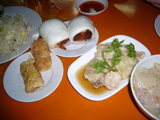 食べた♪食べた♪：屋外で飲茶 その1<br /><br />友人は「ローカルフード、どんと来〜い！」なタイプに成長しつつあるので、私いきつけの飲茶屋さんに連れて行ってみる。<br />観光客も外国人も見かけない、100％ローカルな雰囲気で、屋台に毛が生えたような店だけど、安くて旨い(笑)<br />いろいろ頼んで、シェアして食べました♪