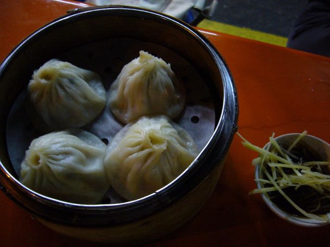 食べた♪食べた♪：屋外で飲茶 その2<br /><br />この店の小龍包は、超有名店にも負けないぞ！<br />肉汁たっぷり。熱々を頬張ると、あぁ幸せ〜。<br /><br />
