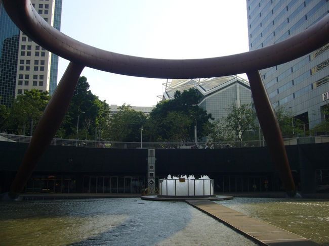 観るぞ♪観るぞ♪：ファウンテン・オブ・ウェルス<br /><br />世界最大(？)といわれる噴水。<br />(水を放出してないときは、なにやら超小さく見えますがｗ)<br />心の中で願い事を唱えつつ、真ん中の小さな噴水の周りを3周すると、実現するって！<br />ってことで、グルグルグルグルグルグル…してきましたよ。効果の程は…？