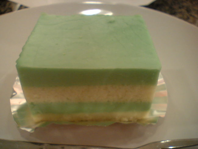 謎の緑色のケーキ。
