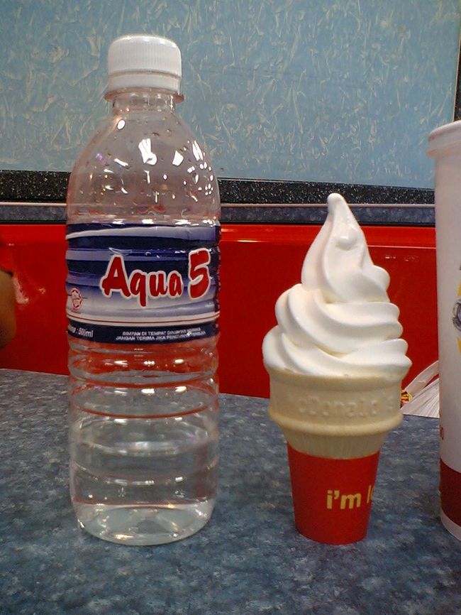 マックでソフトクリームも注文。<br />ペットボトルと比べてこのくらいの小さなソフトクリーム。約30円。