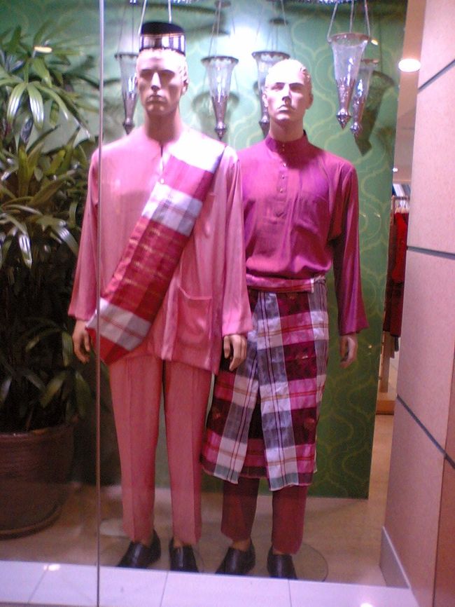 ショーウィンドウも日本とは違うファッション。