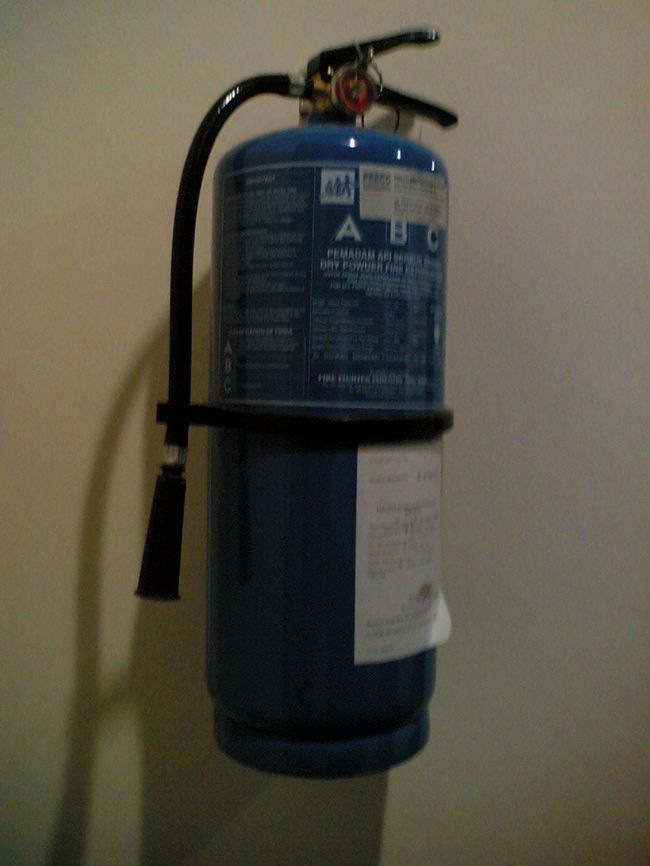 マレーシアの消火器は青。