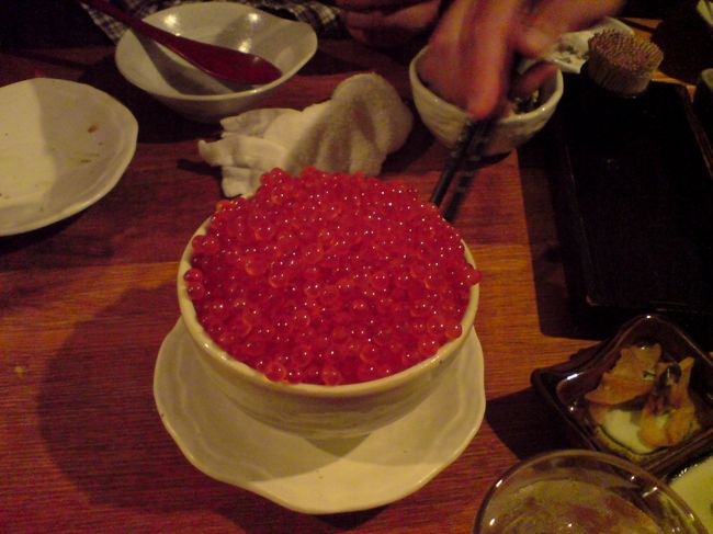 こんなんなっちゃった！<br />このお店、羅臼料理のハチキョウといって有名なお店です。NETでチェックしてみてください！！<br />これで、3人前程度約1000円です。つっこ飯と言い、店員さんが、どんどんイクラを盛って行きます。<br />仲間と行けば、大騒ぎです。<br />その他にも幻の鮭、鮭児も入荷しており、一切れ700円<br />一切れ700円・・・<br />しかし、食べたことのないくらいの脂がのりのり！でした。あーうま！