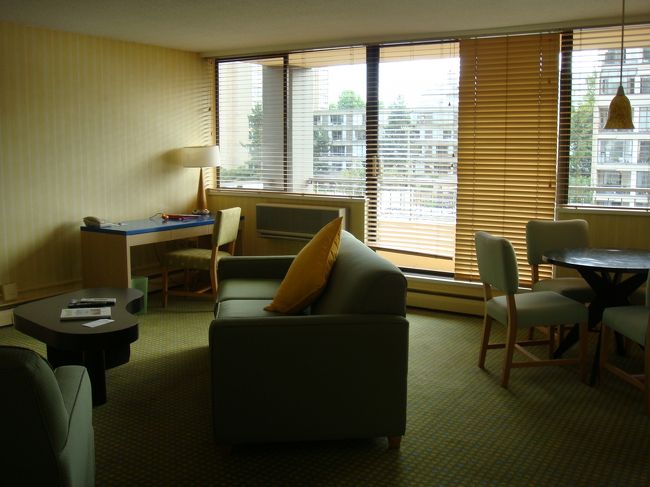 今日から３泊するホテルです<br />リビングとベッドルームと分かれてます<br />広すぎる〜