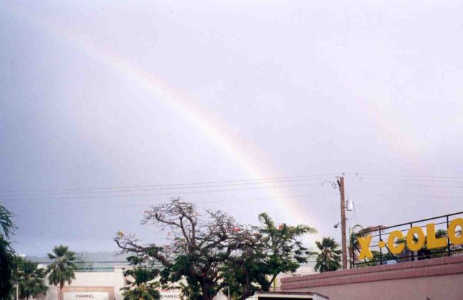 ガラパン周辺をぷらぷらしていた時。雨上がりの虹！！