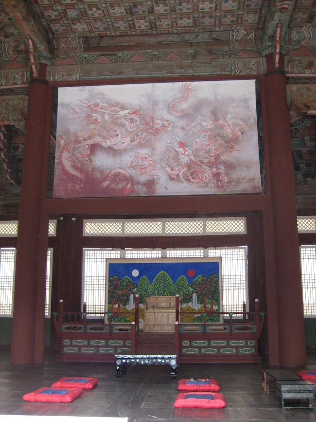 王が日常の政務を執った思政殿の王の玉座。<br /><br />上は王を象徴する龍の描かれた絵で、<br />下は王の権威を象徴する日月五峰山図。<br /><br />日月五峰山図は王を象徴する太陽、王妃を象徴する月と、<br />５つの峰、滝、松などが描かれており、<br />王のいる所には必ず置かれていたものだそうです。