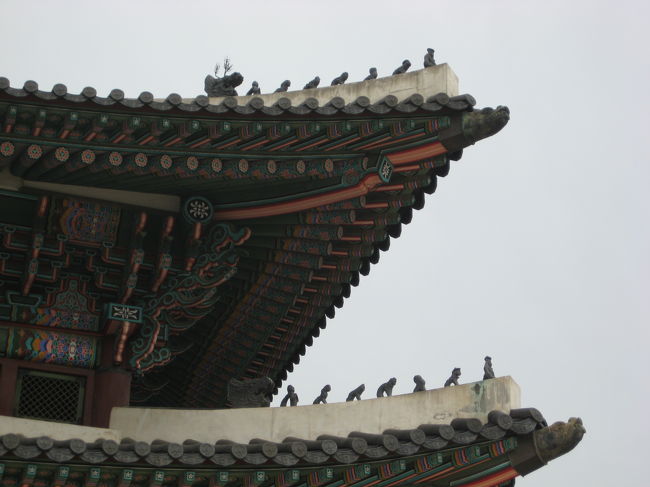 屋根の上の小さな像は厄除けだそうで、<br />西遊記に出てくる三蔵法師や孫悟空、<br />猪八戒等の像らしいです。<br /><br />瓦屋根の曲線と、赤、青、黄、黒、白の<br />丹青の鮮やかな色彩がとても美しいです。 