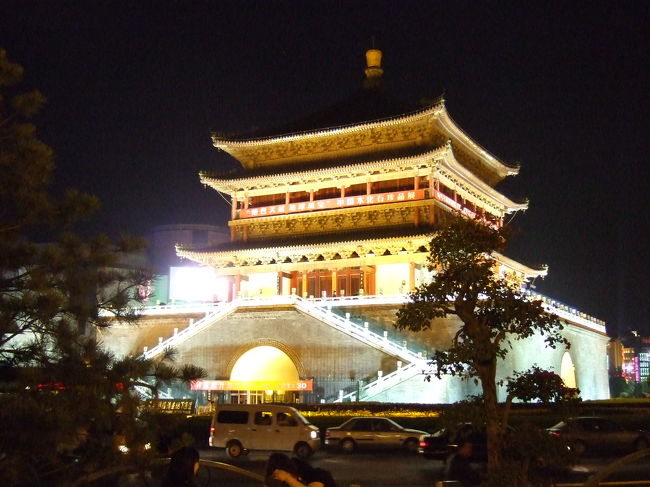西安に到着。<br />夕飯を食べるために歩きまわりました。